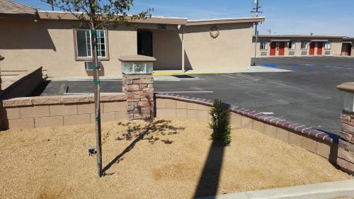 Hesperia Hotel | Motel 6 Maple/Main