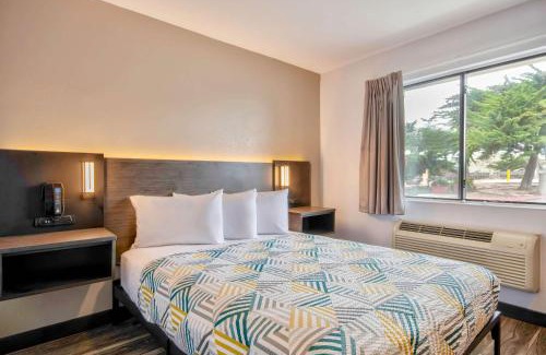 Marina Hotel | Motel 6-Marina, CA - Monterey