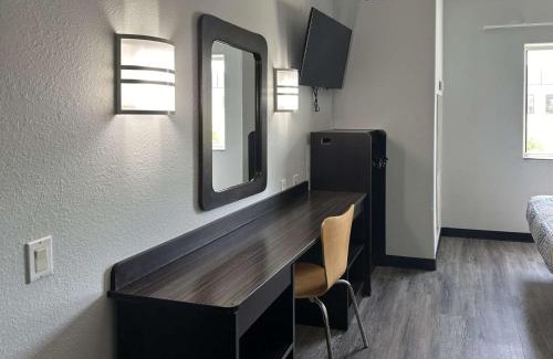Mission Hotel | Motel 6-Mission, TX