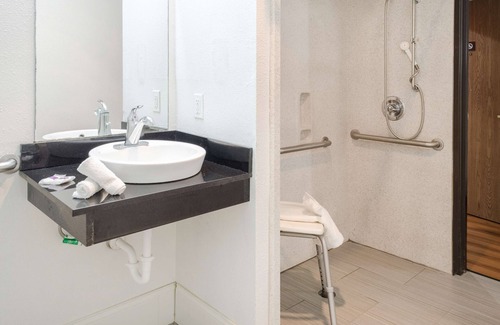 Tillmans Corner Hotel | Motel 6 Mobile, AL