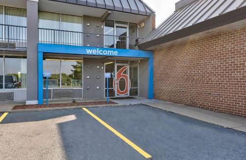 Mount Jackson Hotel | Motel 6-Mount Jackson, VA - Shenandoah