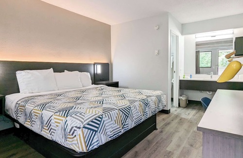 Nashua Hotel | Motel 6 Nashua, NH - South