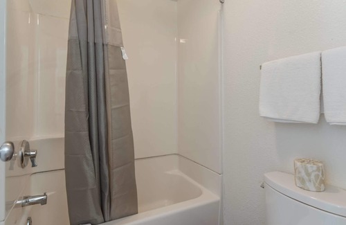 Central Newport News Hotel | Motel 6 Newport News, VA