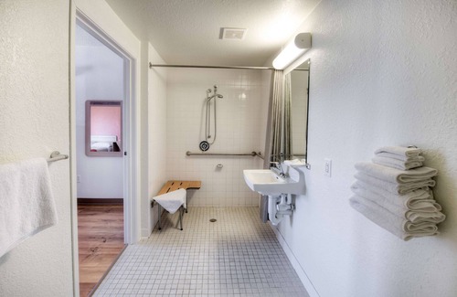 Niantic Hotel | Motel 6 Niantic, CT - New London