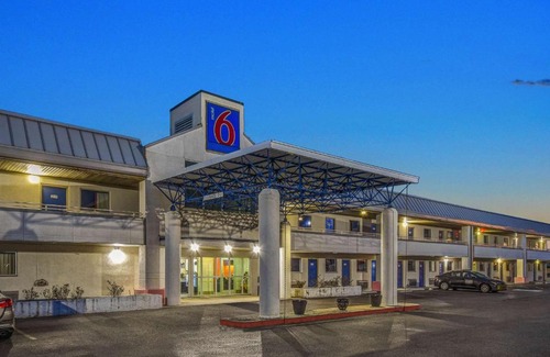 North Ridgeville Hotel | Motel 6-North Ridgeville, OH - Cleveland Intl Airport - N Ridgeville