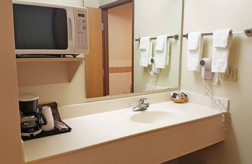 Norway Hotel | Motel 6 Norway, MI