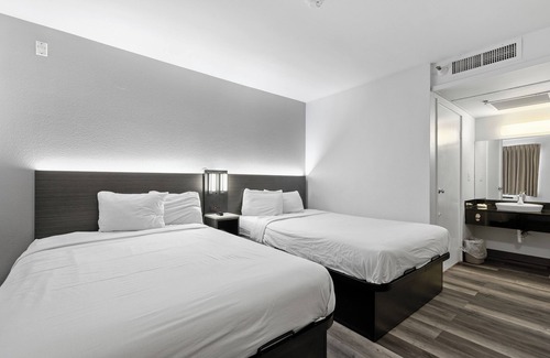 Lake Hotel | Motel 6 Oceanside, CA