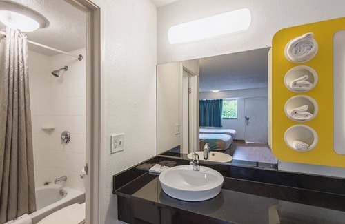 Overland Park Hotel | Motel 6 Overland Park, KS