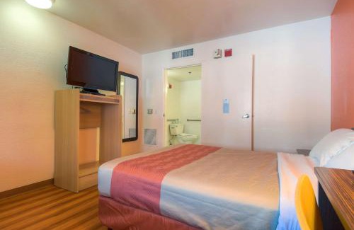 Warm Sands Hotel | Motel 6-Palm Springs, CA - Downtown