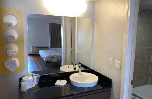 Paris Hotel | Motel 6 Paris, TX