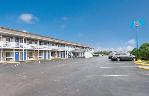 Parkersburg Hotel | Motel 6-Parkersburg, WV