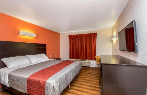 Orange Prairie Hotel | Motel 6 Peoria