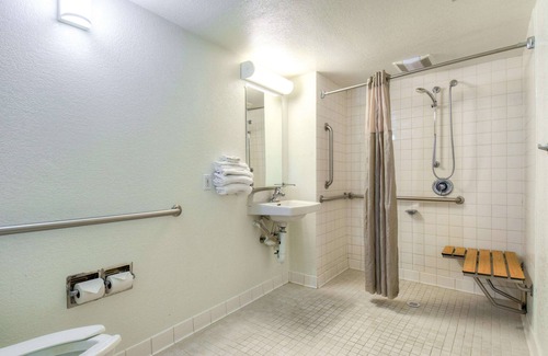 Westmont Hotel | Motel 6 Pomona, CA - Los Angeles