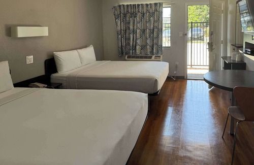 Westmont Hotel | Motel 6 Pomona, CA - Los Angeles