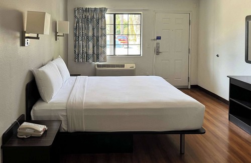 Westmont Hotel | Motel 6 Pomona, CA - Los Angeles