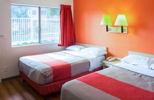 Porterville Hotel | Motel 6 Porterville, CA