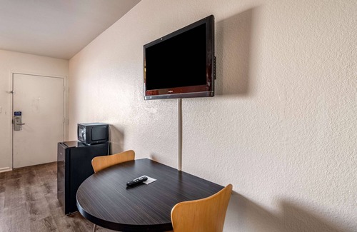Portsmouth Hotel | Motel 6 Portsmouth, VA