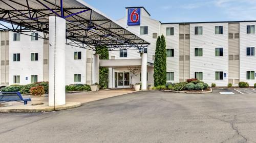 Roseburg Hotel | Motel 6-Roseburg, OR