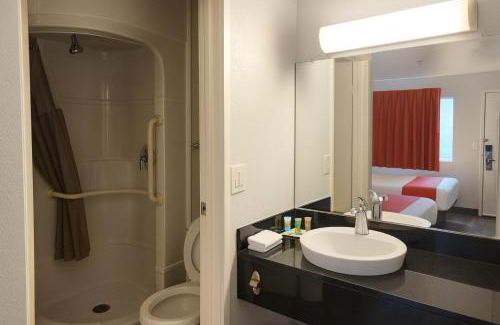 Roseville Hotel | Motel 6-Roseville, MN - Minneapolis North