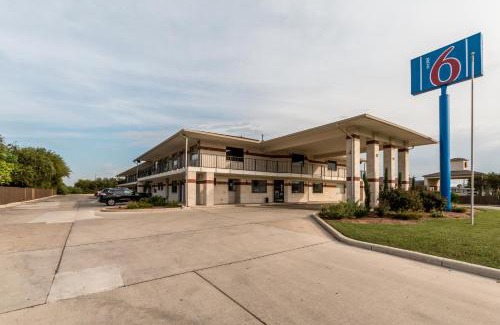 San Antonio Hotel | Motel 6-San Antonio, TX - South WW White Rd