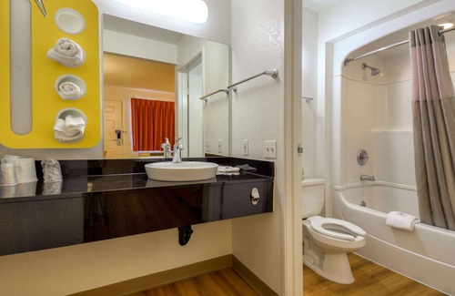 Bonita Hotel | Motel 6 San Dimas, CA - Los Angeles
