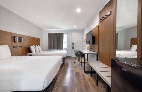 Lyon Street Hotel | Motel 6 Santa Ana, CA
