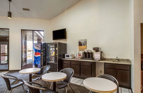 Saukville Hotel | Motel 6 Saukville, WI