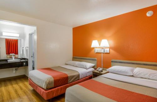 Schiller Park Hotel | Motel 6-Schiller Park, IL - Chicago O'Hare