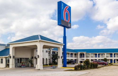 Seguin Hotel | Motel 6 Seguin TX