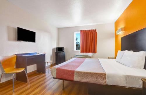 Tyrone Hotel | Motel 6-Silver City, NM