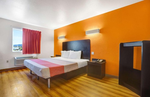 Tyrone Hotel | Motel 6-Silver City, NM