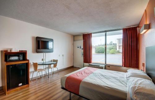 Somerset Hotel | Motel 6-Somerset, KY