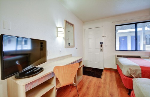 Southington Hotel | Motel 6 Southington, CT - Hartford