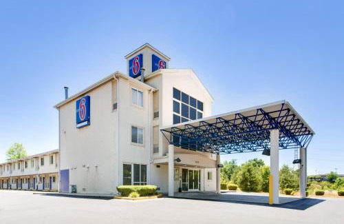 Barium Springs Hotel | Motel 6-Statesville, NC