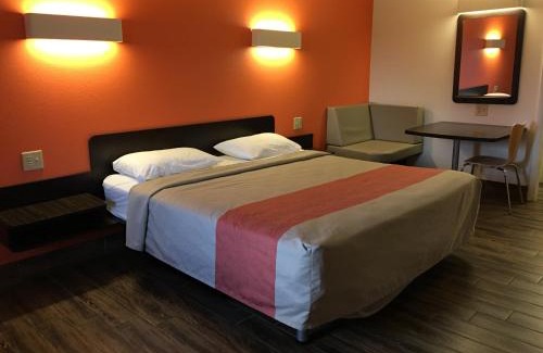 Staunton Hotel | Motel 6-Staunton, VA