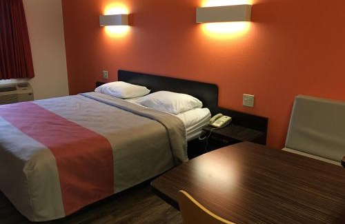 Staunton Hotel | Motel 6-Staunton, VA
