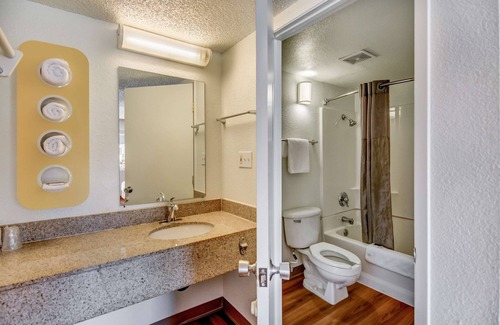 Stockton Hotel | Motel 6 Stockton, CA - North