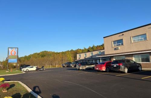 Sudbury Hotel | Motel 6-Sudbury, ON