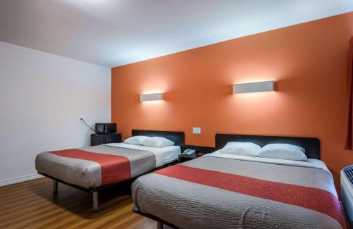 Sudbury Hotel | Motel 6-Sudbury, ON