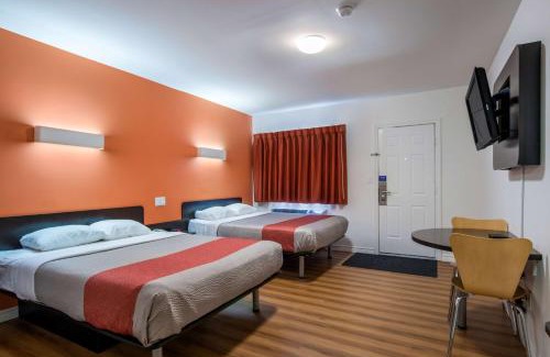 Sudbury Hotel | Motel 6-Sudbury, ON