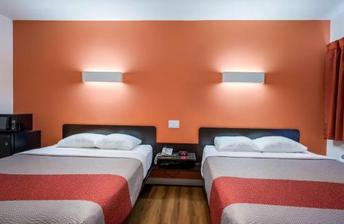 Sudbury Hotel | Motel 6-Sudbury, ON