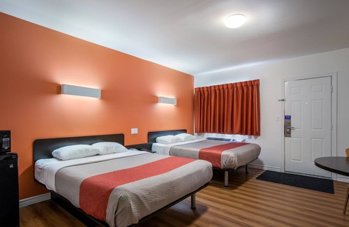 Sudbury Hotel | Motel 6 Sudbury, ON
