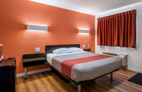 Sudbury Hotel | Motel 6 Sudbury, ON