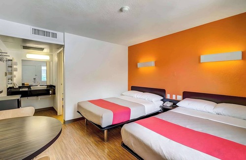Dupont Hotel | Motel 6 Thornton, CO