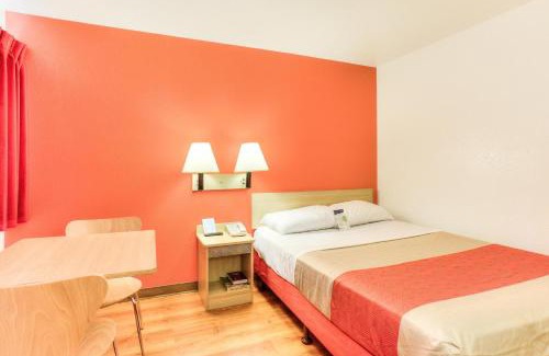 Lake Oswego Hotel | Motel 6-Tigard, OR - Portland South - Lake Oswego