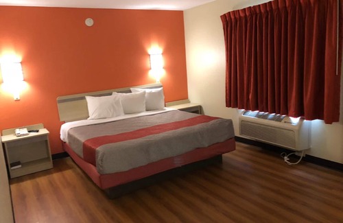 Urbana Hotel | Motel 6 Urbana, IL