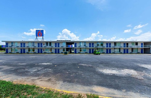 Van Buren Hotel | Motel 6-Van Buren, AR I- 40