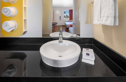 Ventura Hotel | Motel 6 Ventura, CA - South