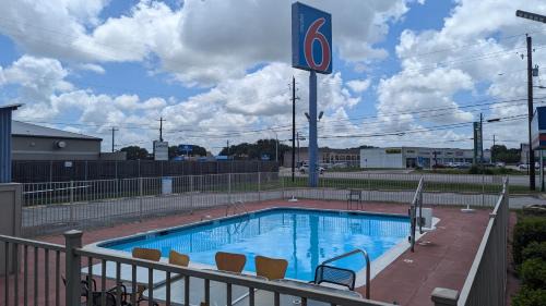 Victoria Hotel | Motel 6-Victoria, TX