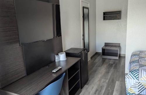 Victoria Hotel | Motel 6 Victoria, TX